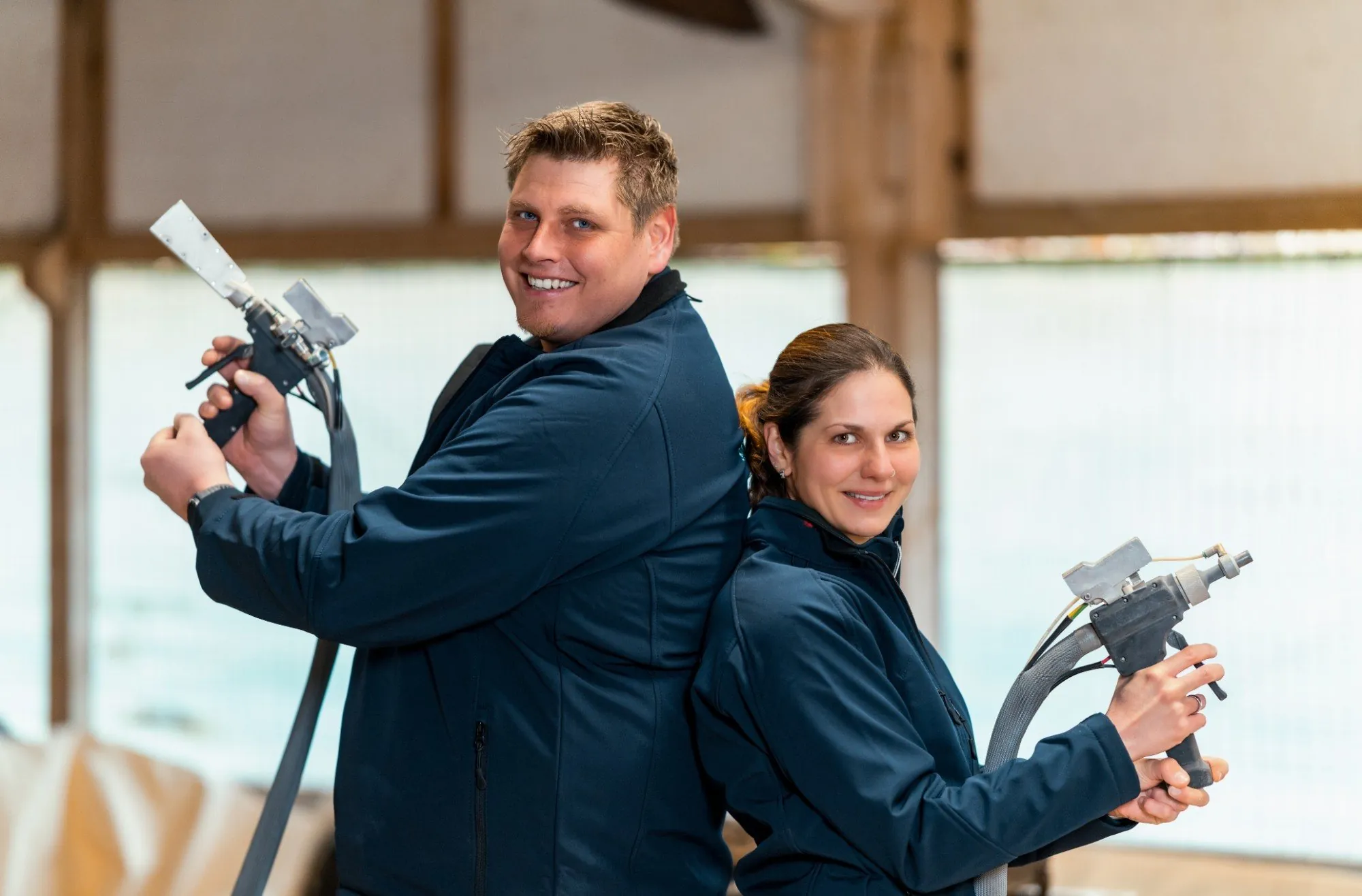 Thomas und Manuela Paulus mit Strahlpistolen in der Halle von Sandstrahltechnik Bayern